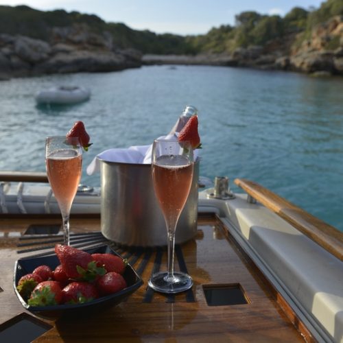 Romantisches Abendessen an Bord auf mallorca